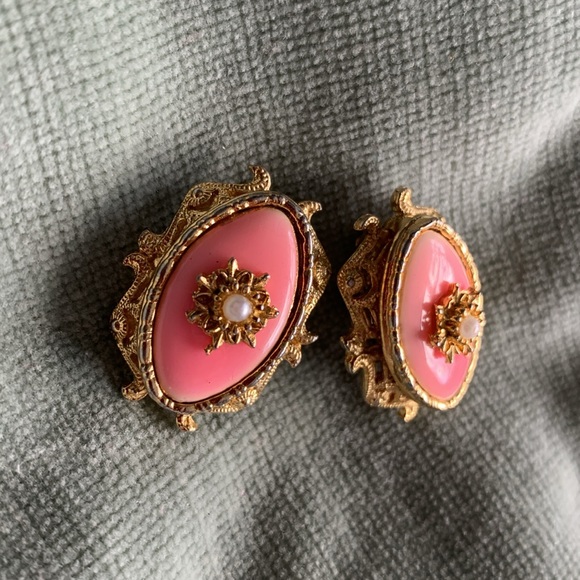 Vintage MOD earrings pink gold pearl enamel ornate clip on earrings - Picture 6 of 10